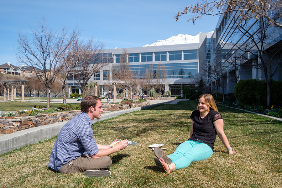 Two Qualtrics employees enjoying lunch outside.