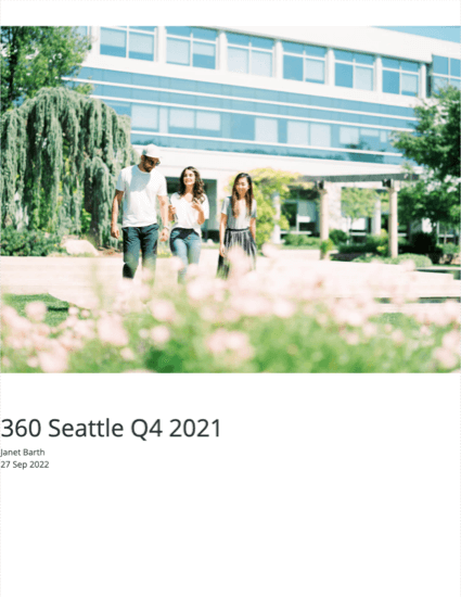 A capa de um relatório mostra três funcionários caminhando em um gramado verdejante da empresa, discutindo algo seriamente; abaixo disso está o título 360 Seattle Q4 2021, depois o nome de um colaborador e a data de hoje