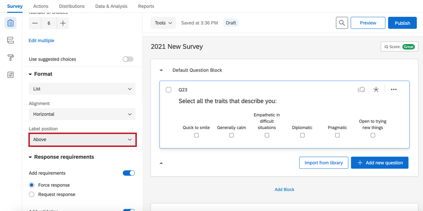 una pregunta de opción múltiple en formato horizontal. Las etiquetas están encima de los botones de opción