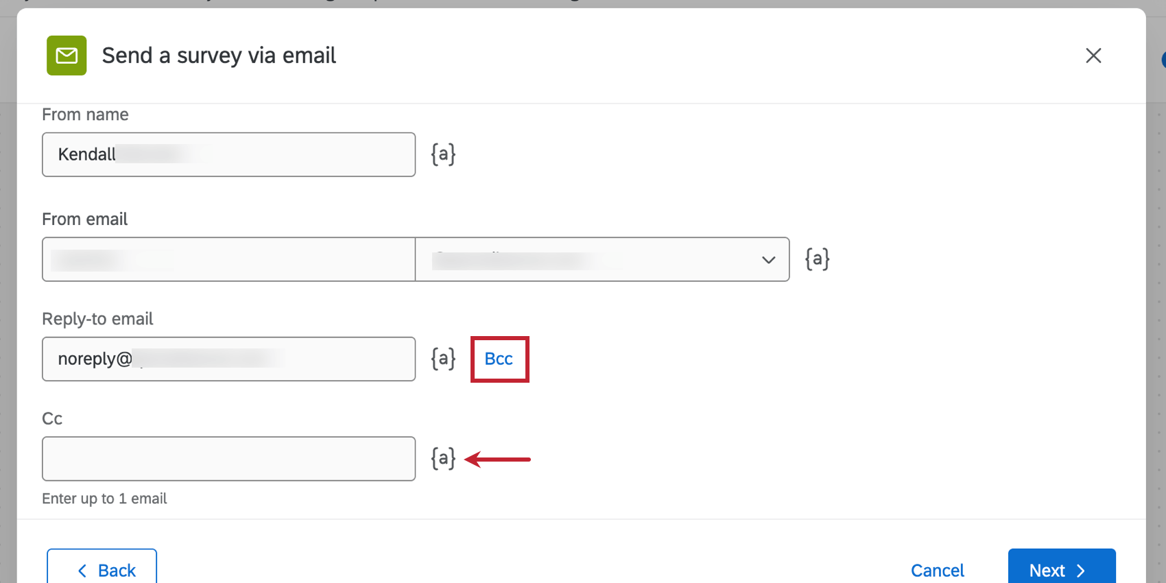 BCC- und CC-Schaltflächen weiter neben dem Reply-to-Feld und ein Pfeil, der auf das Symbol für dynamischen Text zeigt