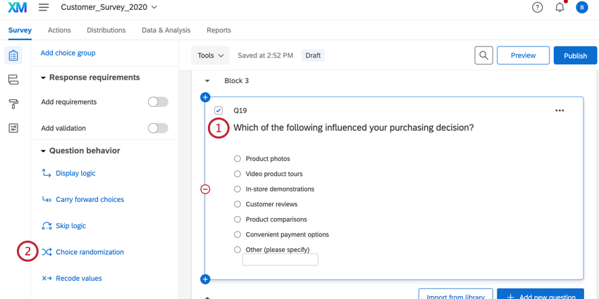 selecionar uma pergunta no editor e clicar em randomização opção de resposta
