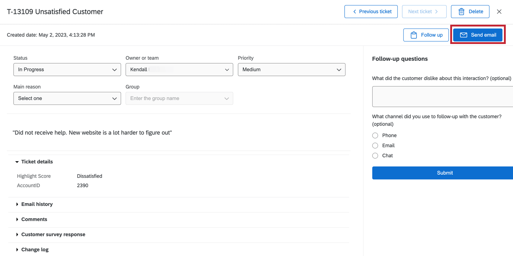 Botão Enviar e-mail no canto superior direito ou tíquete expandido