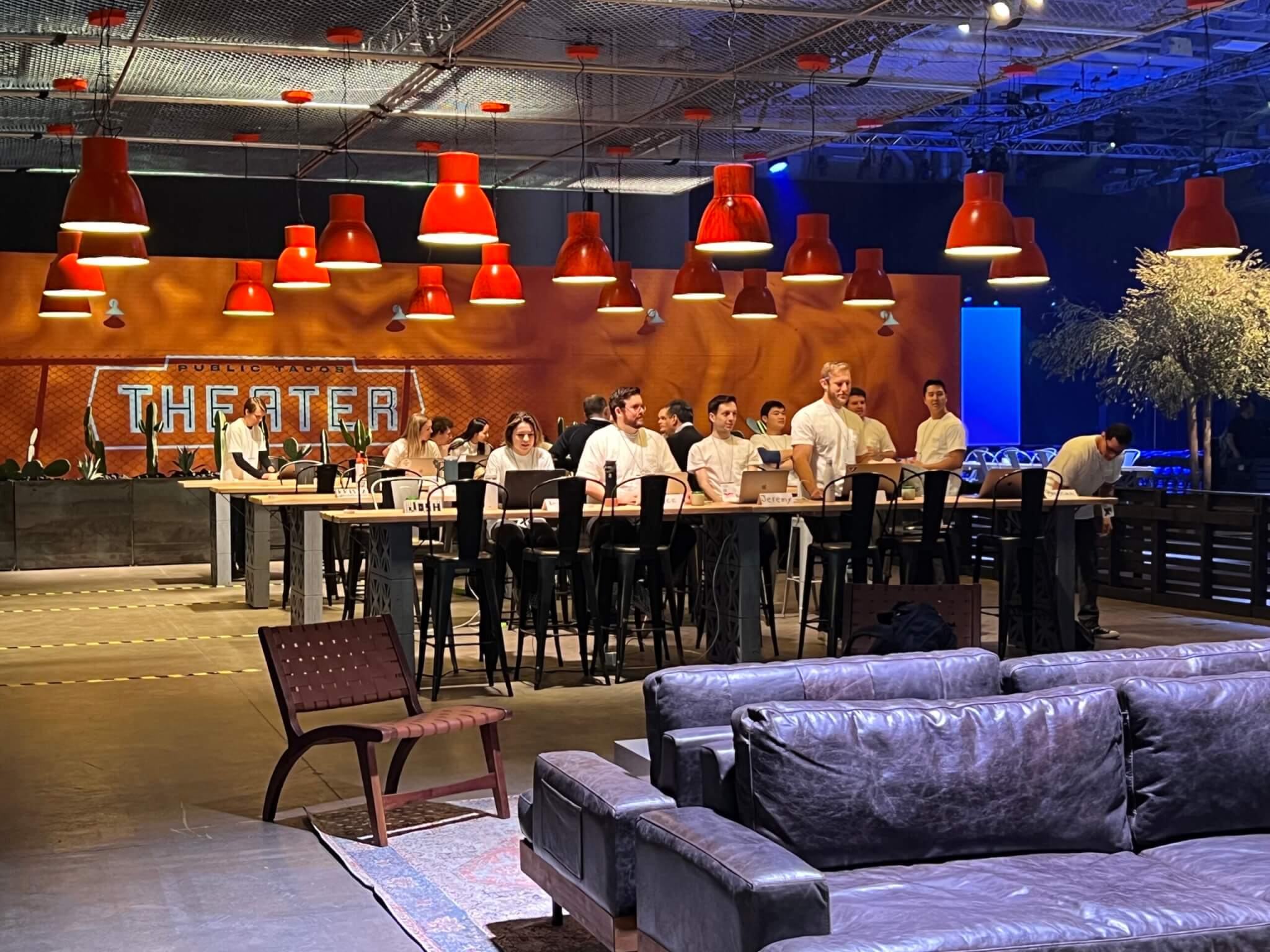 Fila di scrivanie contro il personale di supporto qualtrics pronto a rispondere alle domande allX4.