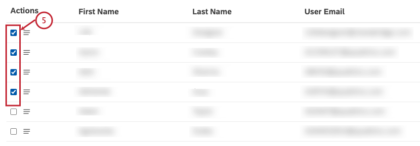Selezionare più account utente selezionando la casella di controllo per ciascun account nella colonna Azioni.