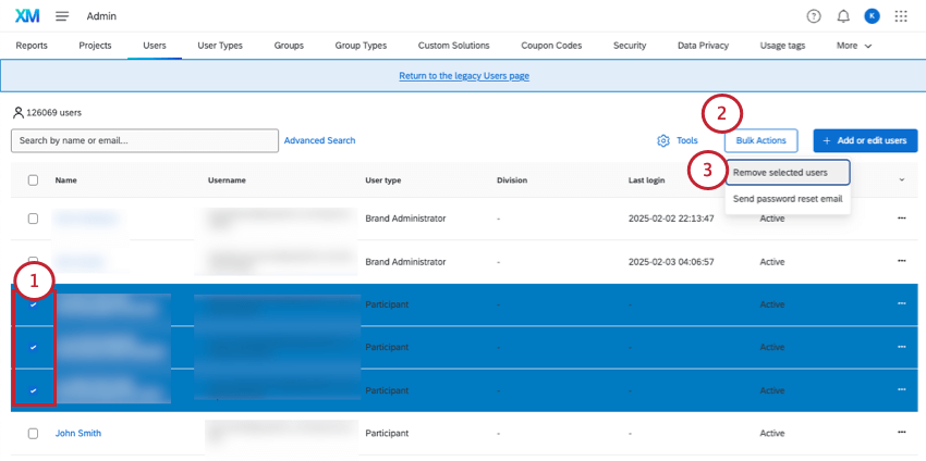gli utenti vengono selezionati tramite le caselle di controllo avanti ai loro nomi. Facendo clic sul pulsante Azioni di massa, vengono rivelate due opzioni: rimuovere gli utenti selezionati e inviare une-mail di reimpostazione della password