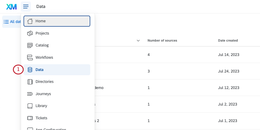 clicar no menu de hambúrguer na parte superior de cada página do Qualtrics e selecionar dados no menu