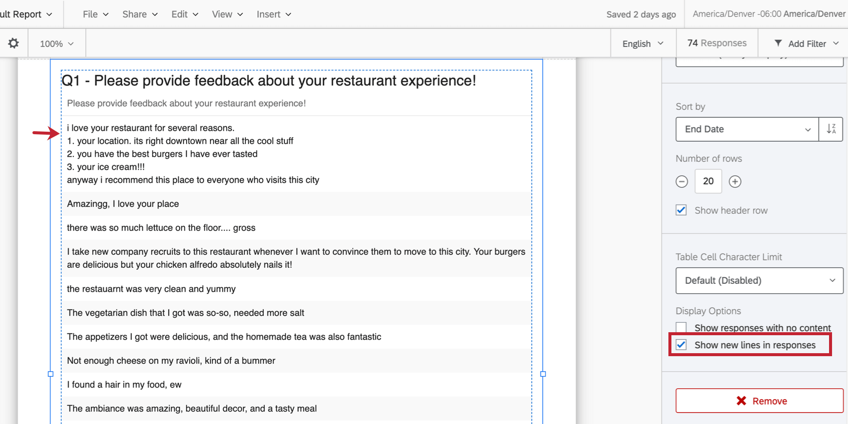 Immagine della visualizzazione di una tabella risultati, in cui una delle risposte è una risposta lunga con più interruzioni di riga. A destra, nel riquadro di modifica del rapporto, si nota che la casella di controllo è selezionata per mostrare le interruzioni di riga