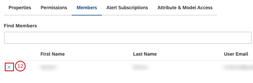 Um eine Person aus einer Gruppe zu entfernen, klicken Sie in der Liste der Gruppenmitglieder auf die Schaltfläche X weiter dem Namen dieser Person.