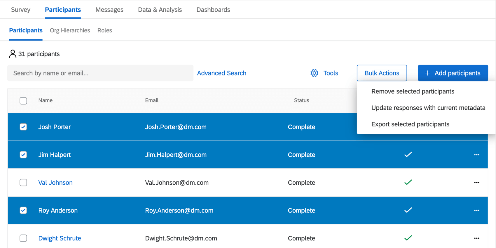 Si selezionano diversi partecipanti e si espande un menu a tendina in alto a destra per visualizzare le opzioni di manager come gruppo