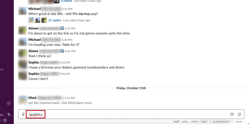 Uma barra e a palavra qualtrics são escritas no campo de mensagem na parte inferior de um canal do Slack