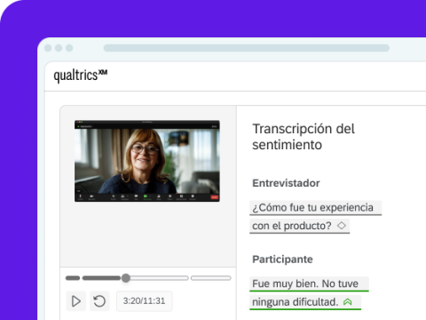 Una imagen de una interfaz web digital bajo un borde de marca morado que muestra la transcripción de comentarios en video titulada “Transcripción del sentimiento”. A la izquierda, un reproductor de video muestra la grabación de una llamada de una mujer sonriente con lentes, con controles de reproducción en la parte inferior que marcan “3:20/11:31”. A la derecha, la transcripción del diálogo muestra la pregunta del entrevistador “¿Cómo fue tu experiencia con el producto?” y la respuesta positiva de la partic