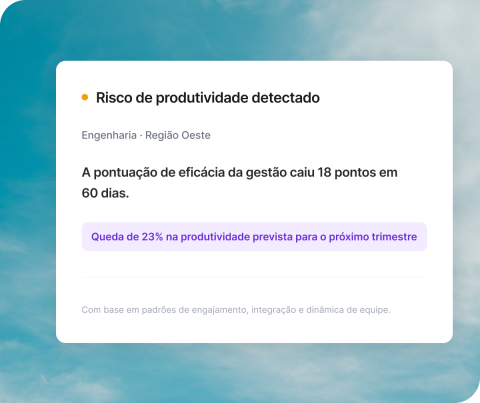 Interface Qualtrics XM mostrando risco de produtividade detectado na Engenharia com queda prevista de 23% no próximo trimestre.