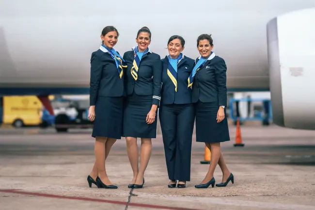 Cuatro asistentes de vuelo