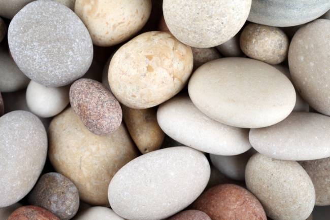Close up photo of similar sea pebbles on a beach to demonstrate MaxDiff concept.