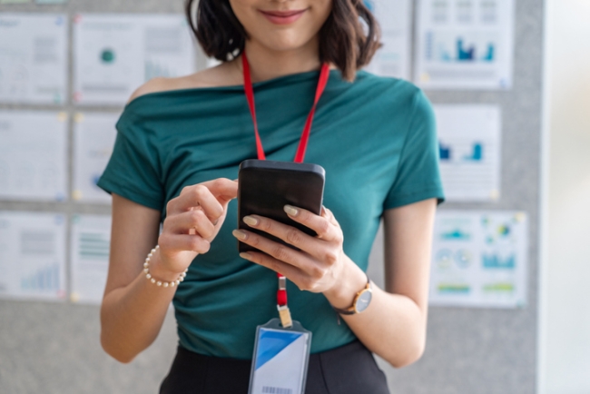Female employee completing pulse survey on smartphone.