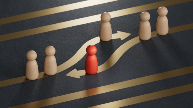 Red and white pawns with golden arrows showing employee turnover concept.