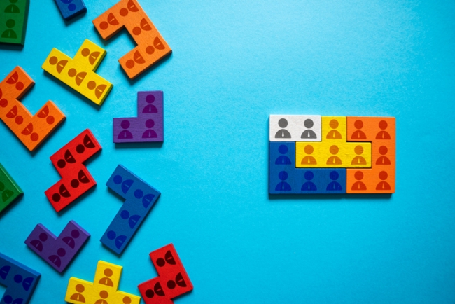 Connecting blocks of different colours with images of people, representing market fragmentation.