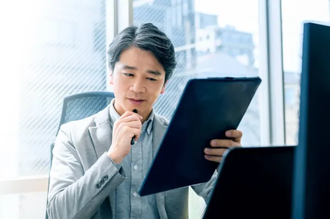 アンケートに回答しているビジネスマン。