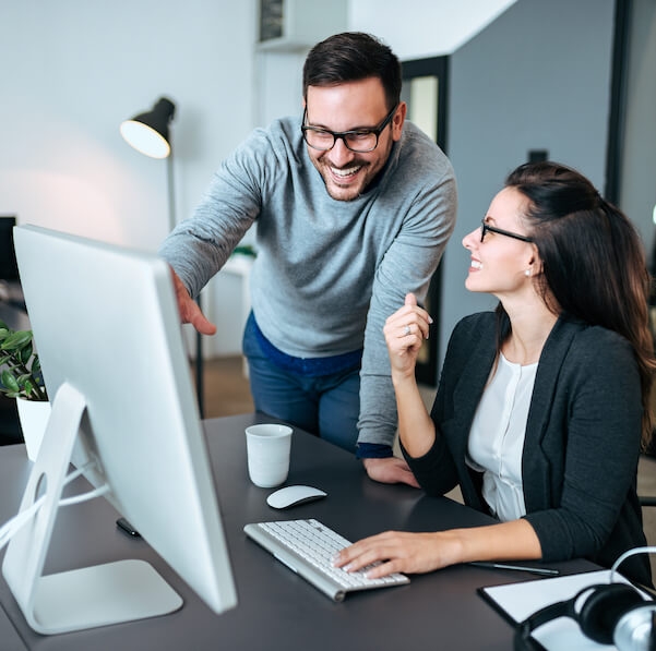 Coworkers viewing CX benchmarking