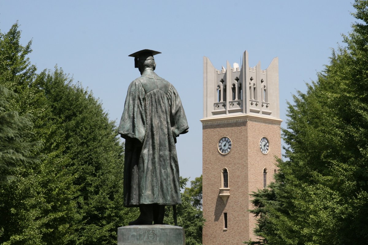 070809大隈講堂と銅像2