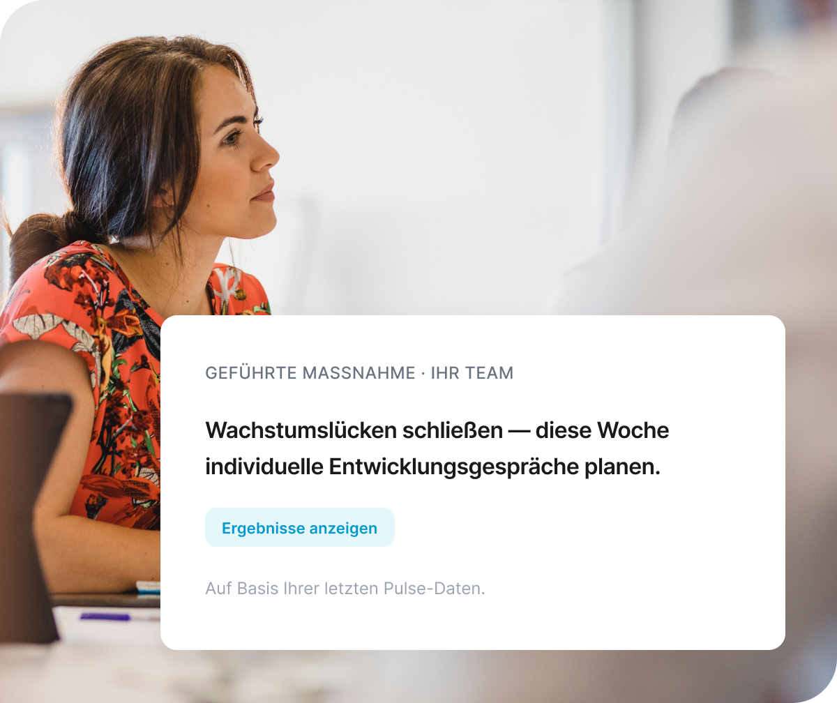 Neuer Mitarbeitender geht vor einem Säulengebäude, mit Qualtrics-Karten zur Onboarding-Erfahrung: 72 % Zufriedenheit und Onboarding-Journey bei 60 % mit Stimmungsverlauf neuer Mitarbeitenden.