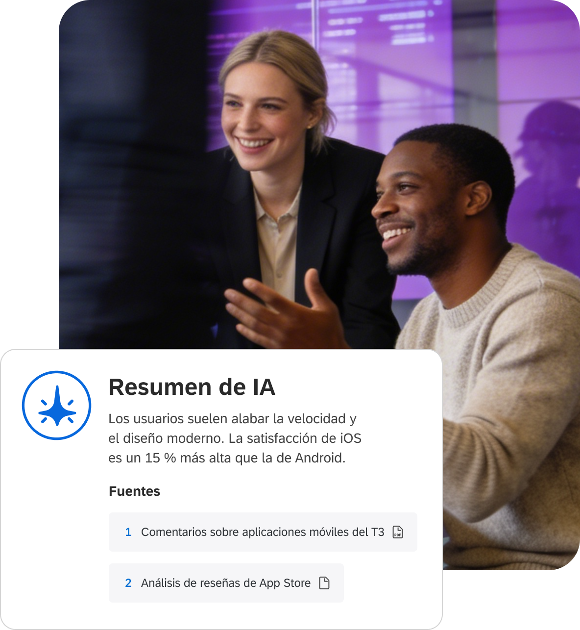 Dos profesionales sonrientes revisan un resumen de IA de Qualtrics con datos de satisfacción de iOS y Android, con fuentes de comentarios móviles.