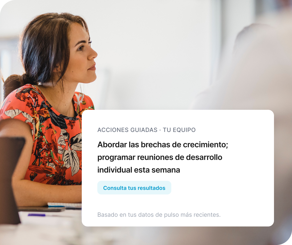 Nuevo empleado ante edificio, tarjetas Qualtrics: incorporación 72 % satisfacción y recorrido al 60 % con tendencia de sentimiento de nuevos empleados.