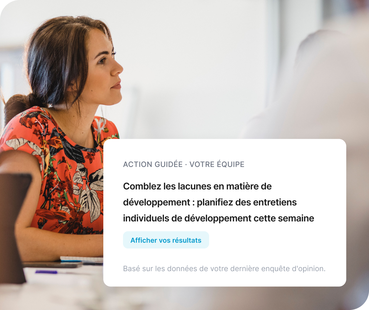 Nouveau collaborateur devant un bâtiment, cartes Qualtrics : expérience d'intégration à 72 % de satisfaction et parcours d'intégration à 60 %.