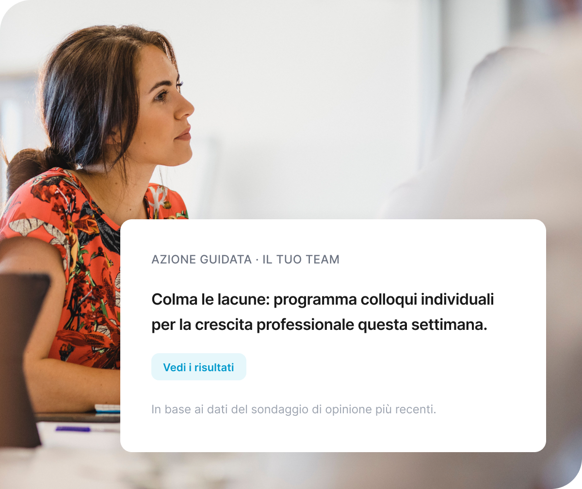 Nuovo assunto davanti a edificio, schede Qualtrics: inserimento 72% soddisfazione e percorso al 60% con andamento sentiment nuovi assunti.