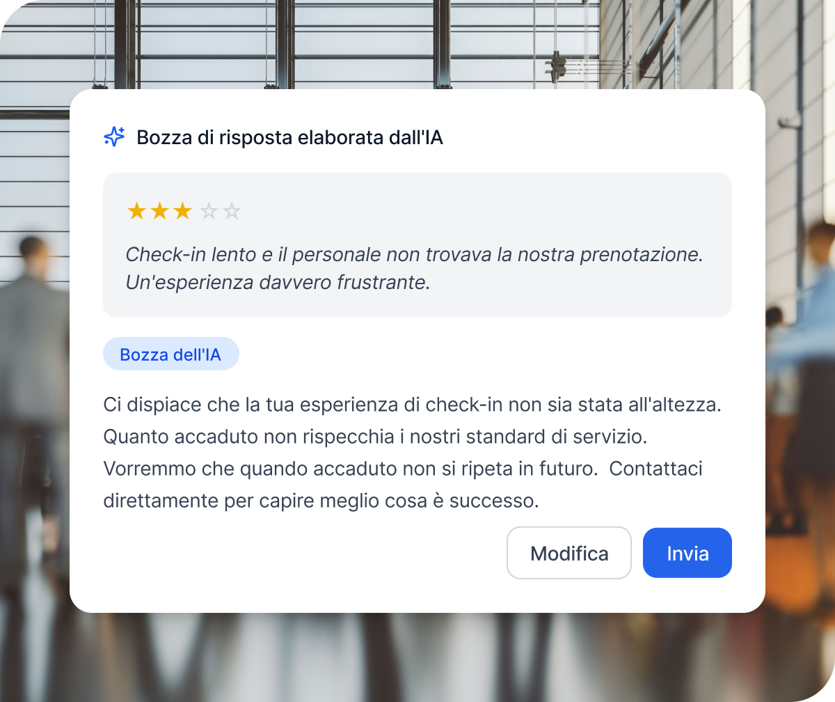 Pannello Qualtrics XM con bozza di risposta elaborata dall'IA a una recensione a 3 stelle su un'esperienza di check-in negativa