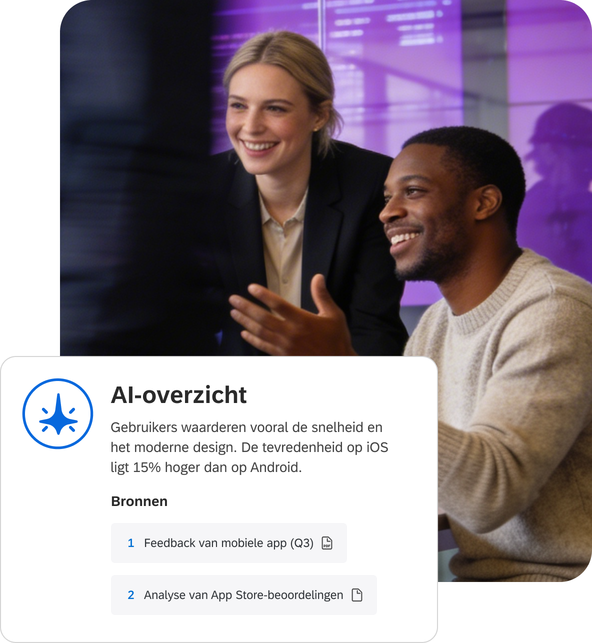 Een foto van twee glimlachende, pratende collega's voor een paars scherm, met op de voorgrond een overlay van een „AI-overzicht”-venster dat app-feedback samenvat: gebruikers waarderen de snelheid en het design, en de tevredenheid op iOS ligt 15% hoger dan op Android, met daaronder twee bronvermeldingen.
