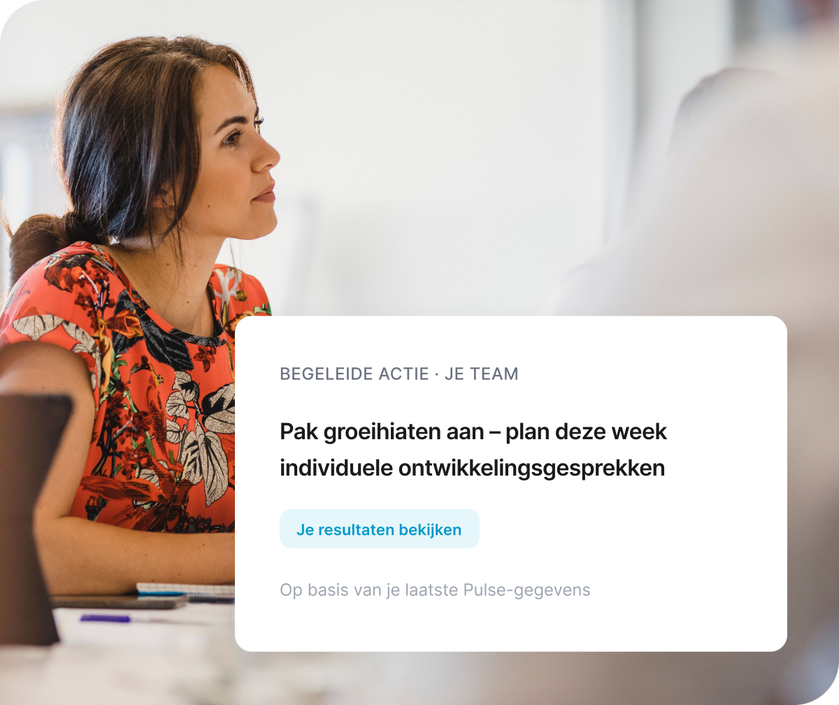 Nieuwe medewerker loopt buiten langs een gebouw met zuilen, met Qualtrics-kaarten die onboardingervaring tonen: 72% tevredenheid en onboardingproces op 60% met sentiment nieuwe werknemer.