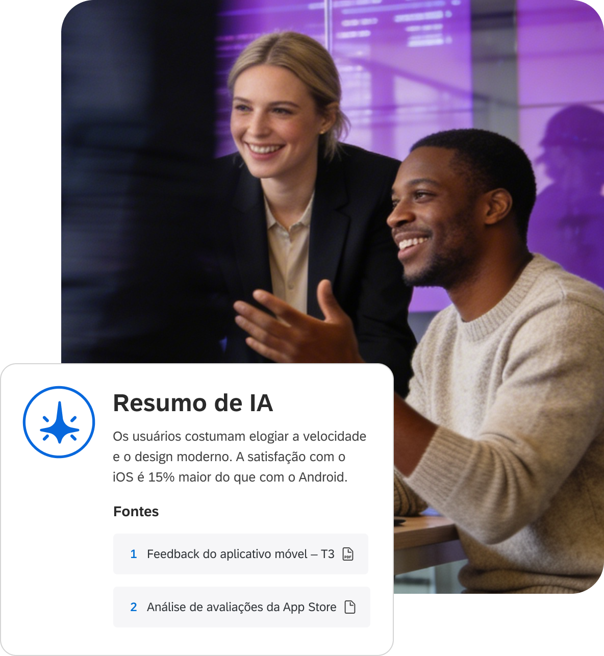 Duas pessoas sorrindo diante de uma tela com painel Resumo de IA sobre feedback do aplicativo móvel e satisfação com iOS 15% maior que Android