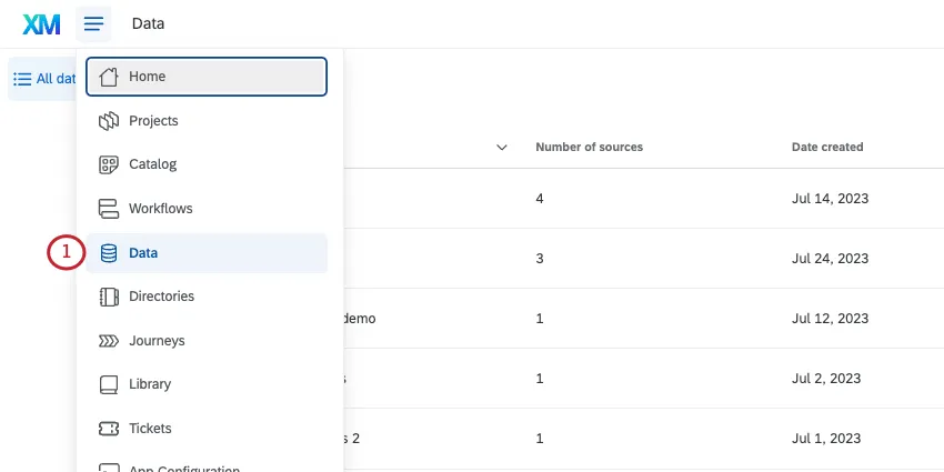 cliquer sur le menu hamburger en haut de chaque page de Qualtrics, sélectionner les données dans le menu