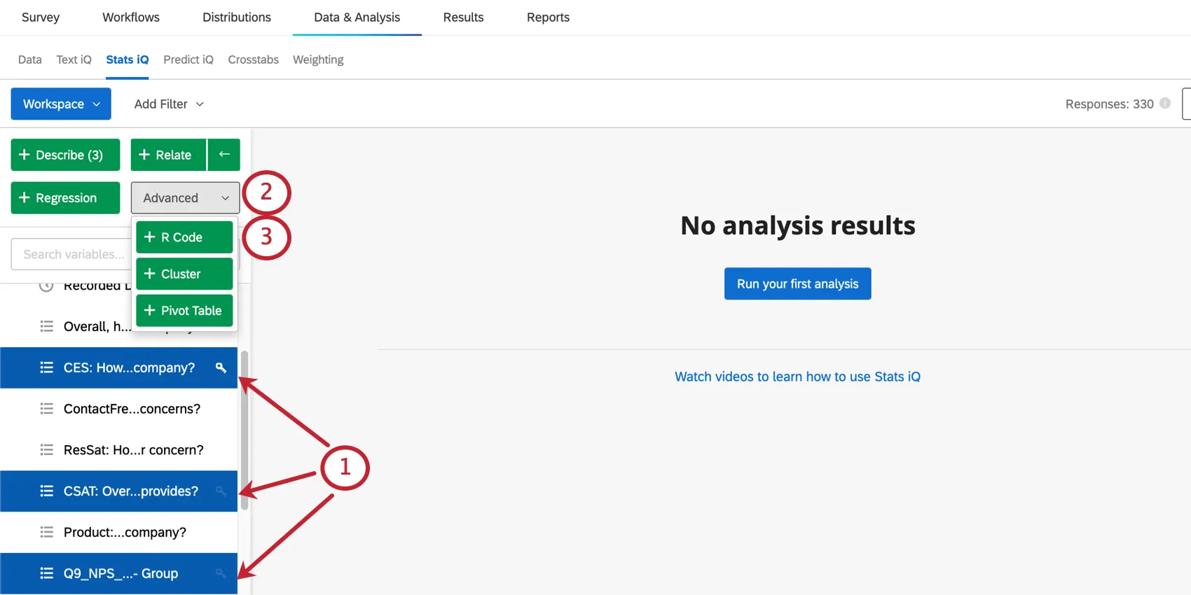 Image de lespace de travail de Stats iQ ; à gauche, 3 variables sont sélectionnées, et au-dessus, le menu avancé est développé de façon à ce que vous puissiez voir loption r code