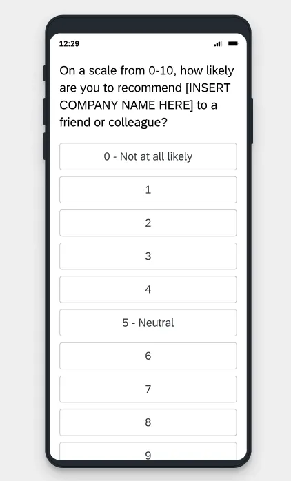 Immagine di uno smartphone con una domanda a scelta multipla aperta su di esso