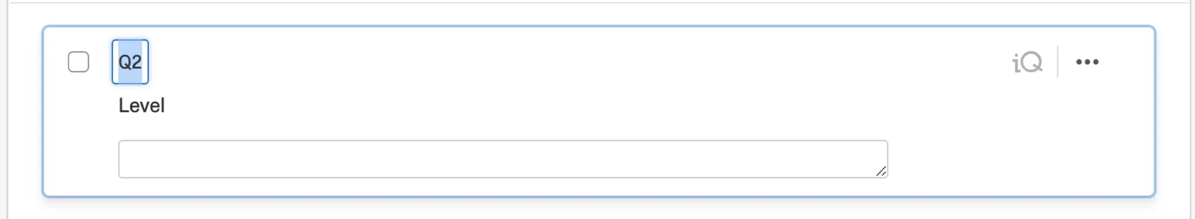 Número da pergunta, por exemplo, Q2, destacado no canto superior esquerdo de uma pergunta